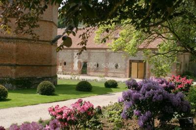 Un couple de dos observe des lanternes volantes dans un cadre nocturne entouré de convives.
