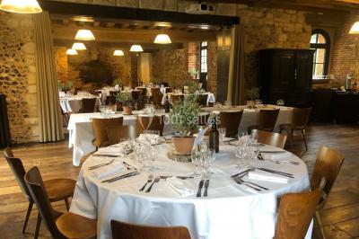 Un couple de dos observe des lanternes volantes dans un cadre nocturne entouré de convives.