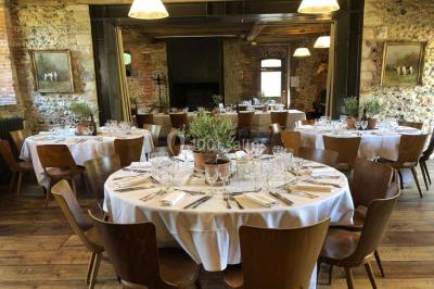 Un couple de dos observe des lanternes volantes dans un cadre nocturne entouré de convives.