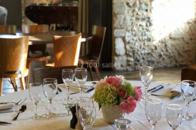 Un couple de dos observe des lanternes volantes dans un cadre nocturne entouré de convives.