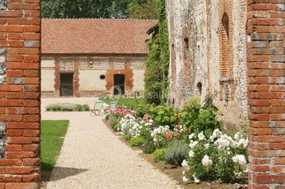 Un couple de dos observe des lanternes volantes dans un cadre nocturne entouré de convives.