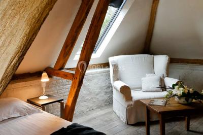 Un couple de dos observe des lanternes volantes dans un cadre nocturne entouré de convives.