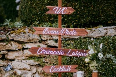 Un couple de dos observe des lanternes volantes dans un cadre nocturne entouré de convives.