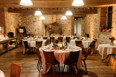 Un couple de dos observe des lanternes volantes dans un cadre nocturne entouré de convives.