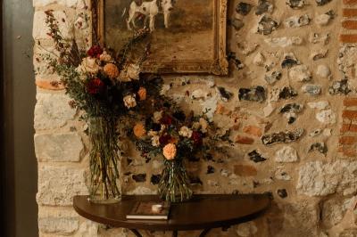 Un couple de dos observe des lanternes volantes dans un cadre nocturne entouré de convives.