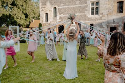 Un couple de dos observe des lanternes volantes dans un cadre nocturne entouré de convives.