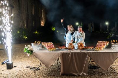 Un couple de dos observe des lanternes volantes dans un cadre nocturne entouré de convives.
