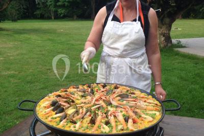 Miniature Traiteur Paris 15 (Paris) - Le Carré d'Or Traiteur #2 Trois gâteaux décorés de crème et garnitures variées, présentés sur un présentoir à étages lors d'un événement.