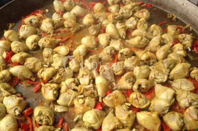 Miniature Traiteur Paris 15 (Paris) - Le Carré d'Or Traiteur #9 Trois gâteaux décorés de crème et garnitures variées, présentés sur un présentoir à étages lors d'un événement.