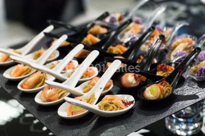 Miniature Traiteur Paris 15 (Paris) - Le Carré d'Or Traiteur #13 Trois gâteaux décorés de crème et garnitures variées, présentés sur un présentoir à étages lors d'un événement.