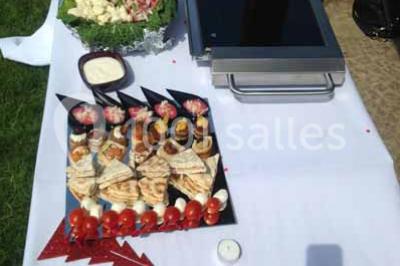 Miniature Traiteur Paris 15 (Paris) - Le Carré d'Or Traiteur #15 Trois gâteaux décorés de crème et garnitures variées, présentés sur un présentoir à étages lors d'un événement.