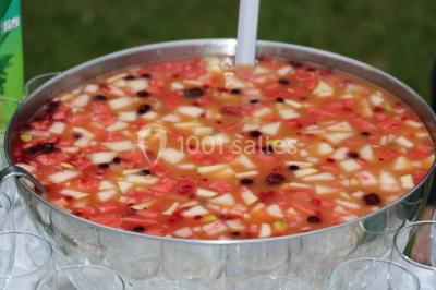 Miniature Traiteur Paris 15 (Paris) - Le Carré d'Or Traiteur #16 Trois gâteaux décorés de crème et garnitures variées, présentés sur un présentoir à étages lors d'un événement.