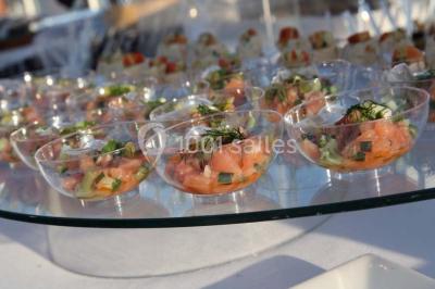 Miniature Traiteur Paris 15 (Paris) - Le Carré d'Or Traiteur #17 Trois gâteaux décorés de crème et garnitures variées, présentés sur un présentoir à étages lors d'un événement.