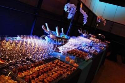 Miniature Traiteur Paris 15 (Paris) - Le Carré d'Or Traiteur #18 Trois gâteaux décorés de crème et garnitures variées, présentés sur un présentoir à étages lors d'un événement.