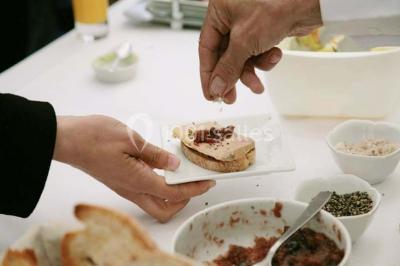 Miniature Traiteur Paris 15 (Paris) - Le Carré d'Or Traiteur #20 Trois gâteaux décorés de crème et garnitures variées, présentés sur un présentoir à étages lors d'un événement.