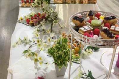 Miniature Traiteur Paris 15 (Paris) - Le Carré d'Or Traiteur #21 Trois gâteaux décorés de crème et garnitures variées, présentés sur un présentoir à étages lors d'un événement.