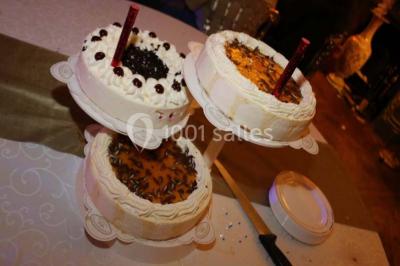 Miniature Traiteur Paris 15 (Paris) - Le Carré d'Or Traiteur #23 Trois gâteaux décorés de crème et garnitures variées, présentés sur un présentoir à étages lors d'un événement.