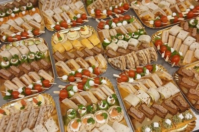 Plateaux de bouchées apéritives variées comprenant canapés, roulés, mini-brochettes et tartines décorées.