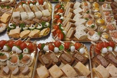 Plateaux de bouchées apéritives variées comprenant canapés, roulés, mini-brochettes et tartines décorées.