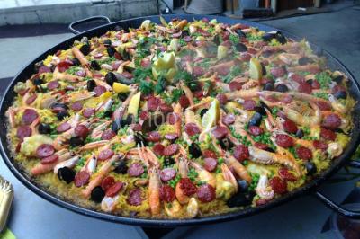 Miniature Traiteur Paris 15 (Paris) - Le Carré d'Or Traiteur #3 Trois gâteaux décorés de crème et garnitures variées, présentés sur un présentoir à étages lors d'un événement.