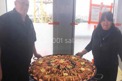 Miniature Traiteur Paris 15 (Paris) - Le Carré d'Or Traiteur #4 Trois gâteaux décorés de crème et garnitures variées, présentés sur un présentoir à étages lors d'un événement.