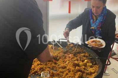 Miniature Traiteur Paris 15 (Paris) - Le Carré d'Or Traiteur #5 Trois gâteaux décorés de crème et garnitures variées, présentés sur un présentoir à étages lors d'un événement.