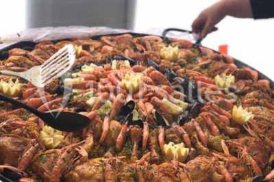 Miniature Traiteur Paris 15 (Paris) - Le Carré d'Or Traiteur #6 Trois gâteaux décorés de crème et garnitures variées, présentés sur un présentoir à étages lors d'un événement.