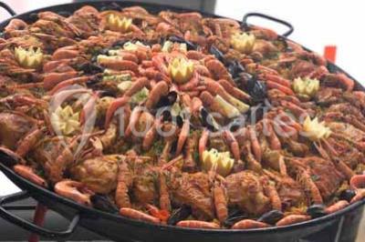 Miniature Traiteur Paris 15 (Paris) - Le Carré d'Or Traiteur #7 Trois gâteaux décorés de crème et garnitures variées, présentés sur un présentoir à étages lors d'un événement.