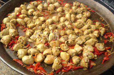 Miniature Traiteur Paris 15 (Paris) - Le Carré d'Or Traiteur #8 Trois gâteaux décorés de crème et garnitures variées, présentés sur un présentoir à étages lors d'un événement.