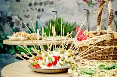 Miniature Traiteur Paris 15 (Paris) - Le Carré d'Or Traiteur #11 Trois gâteaux décorés de crème et garnitures variées, présentés sur un présentoir à étages lors d'un événement.