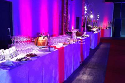 Miniature Traiteur Paris 15 (Paris) - Le Carré d'Or Traiteur #19 Trois gâteaux décorés de crème et garnitures variées, présentés sur un présentoir à étages lors d'un événement.