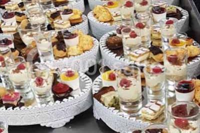 Miniature Traiteur Paris 15 (Paris) - Le Carré d'Or Traiteur #22 Trois gâteaux décorés de crème et garnitures variées, présentés sur un présentoir à étages lors d'un événement.