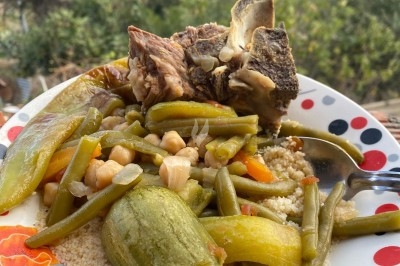 Plateaux de bouchées apéritives variées comprenant canapés, roulés, mini-brochettes et tartines décorées.