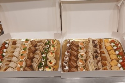 Plateaux de bouchées apéritives variées comprenant canapés, roulés, mini-brochettes et tartines décorées.