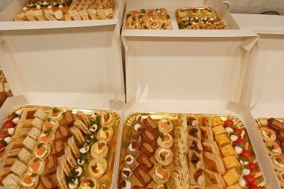Plateaux de bouchées apéritives variées comprenant canapés, roulés, mini-brochettes et tartines décorées.