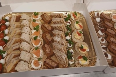 Plateaux de bouchées apéritives variées comprenant canapés, roulés, mini-brochettes et tartines décorées.
