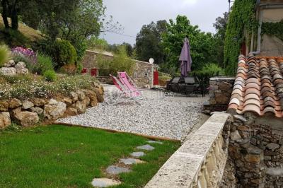 Allée en béton fraîchement coulée, éclairée par des lampadaires, entourée d'arbres et de végétation la nuit.