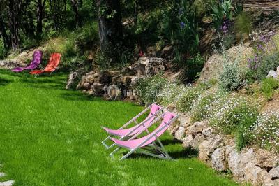 Allée en béton fraîchement coulée, éclairée par des lampadaires, entourée d'arbres et de végétation la nuit.