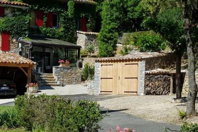 Allée en béton fraîchement coulée, éclairée par des lampadaires, entourée d'arbres et de végétation la nuit.