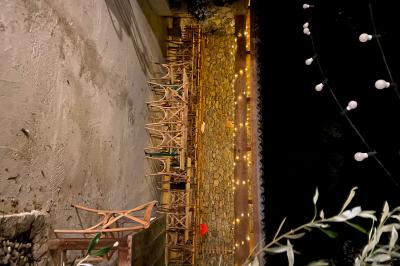 Allée en béton fraîchement coulée, éclairée par des lampadaires, entourée d'arbres et de végétation la nuit.