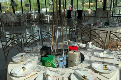 Montage de photos d'un mariage avec des invités, décorations, voitures, buffet et espaces extérieurs verdoyants.