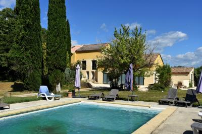 Projecteurs LED rouges fixés sur une barre métallique, éclairant un mur avec des reflets lumineux violets.