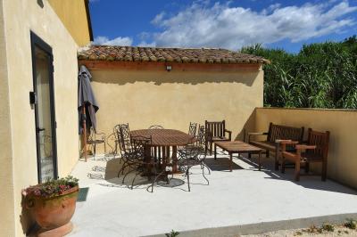 Projecteurs LED rouges fixés sur une barre métallique, éclairant un mur avec des reflets lumineux violets.