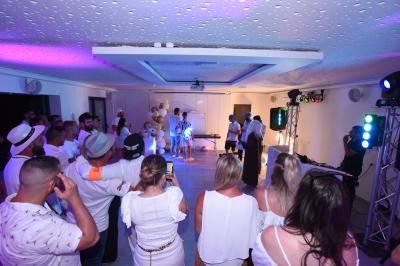 Projecteurs LED rouges fixés sur une barre métallique, éclairant un mur avec des reflets lumineux violets.