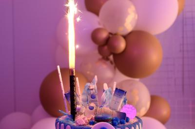 Projecteurs LED rouges fixés sur une barre métallique, éclairant un mur avec des reflets lumineux violets.