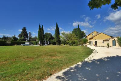Projecteurs LED rouges fixés sur une barre métallique, éclairant un mur avec des reflets lumineux violets.