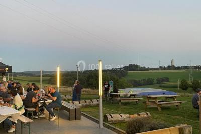 Dépliant sur des trottinettes électriques tout terrain posé sur une table avec viennoiseries et jus d'orange en arrière-plan.