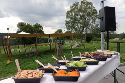 Dépliant sur des trottinettes électriques tout terrain posé sur une table avec viennoiseries et jus d'orange en arrière-plan.