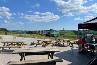 Dépliant sur des trottinettes électriques tout terrain posé sur une table avec viennoiseries et jus d'orange en arrière-plan.