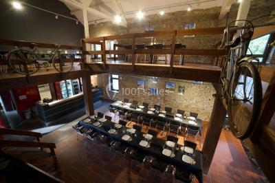 Dépliant sur des trottinettes électriques tout terrain posé sur une table avec viennoiseries et jus d'orange en arrière-plan.